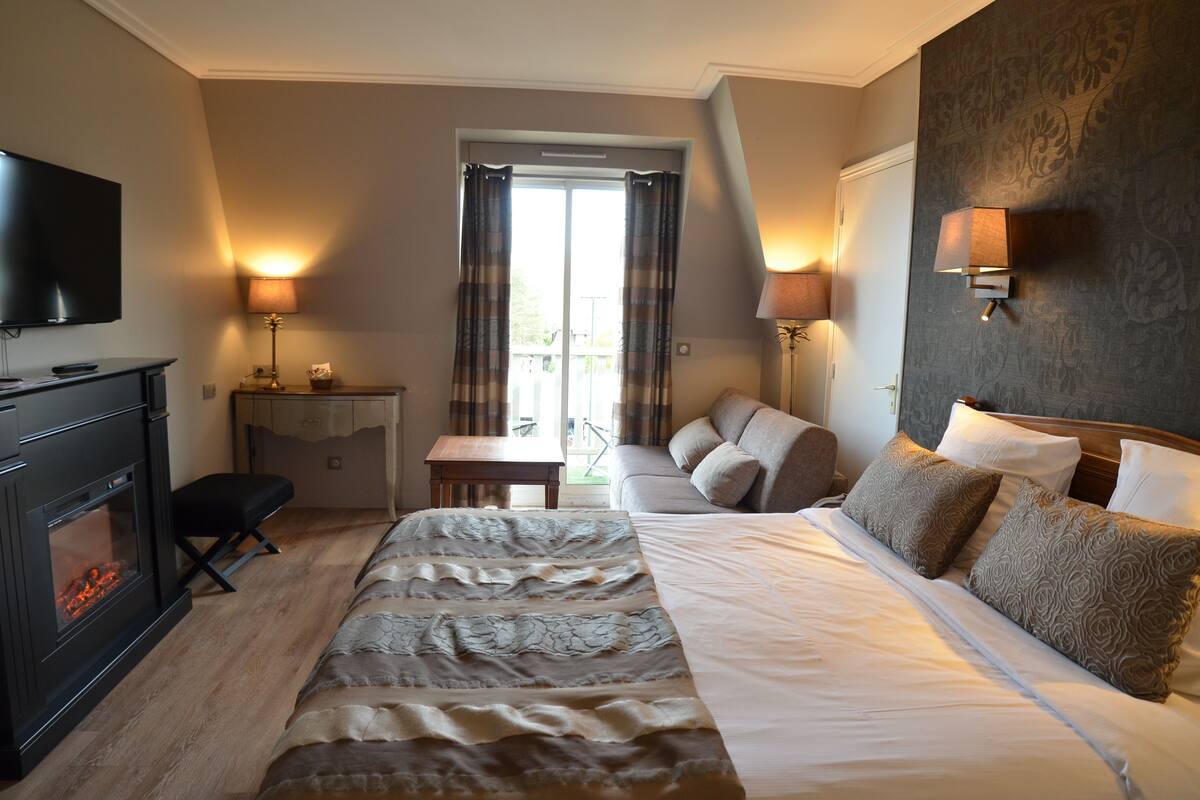 superior room (bathtub, shower or balneo) | 1 bedroom, minibar, in-room safe, individually decorated