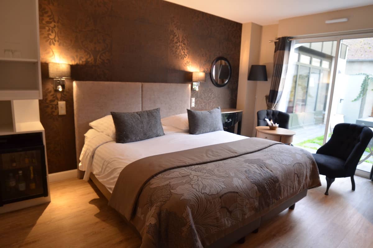 superior room (bathtub, shower or balneo) | 1 bedroom, minibar, in-room safe, individually decorated