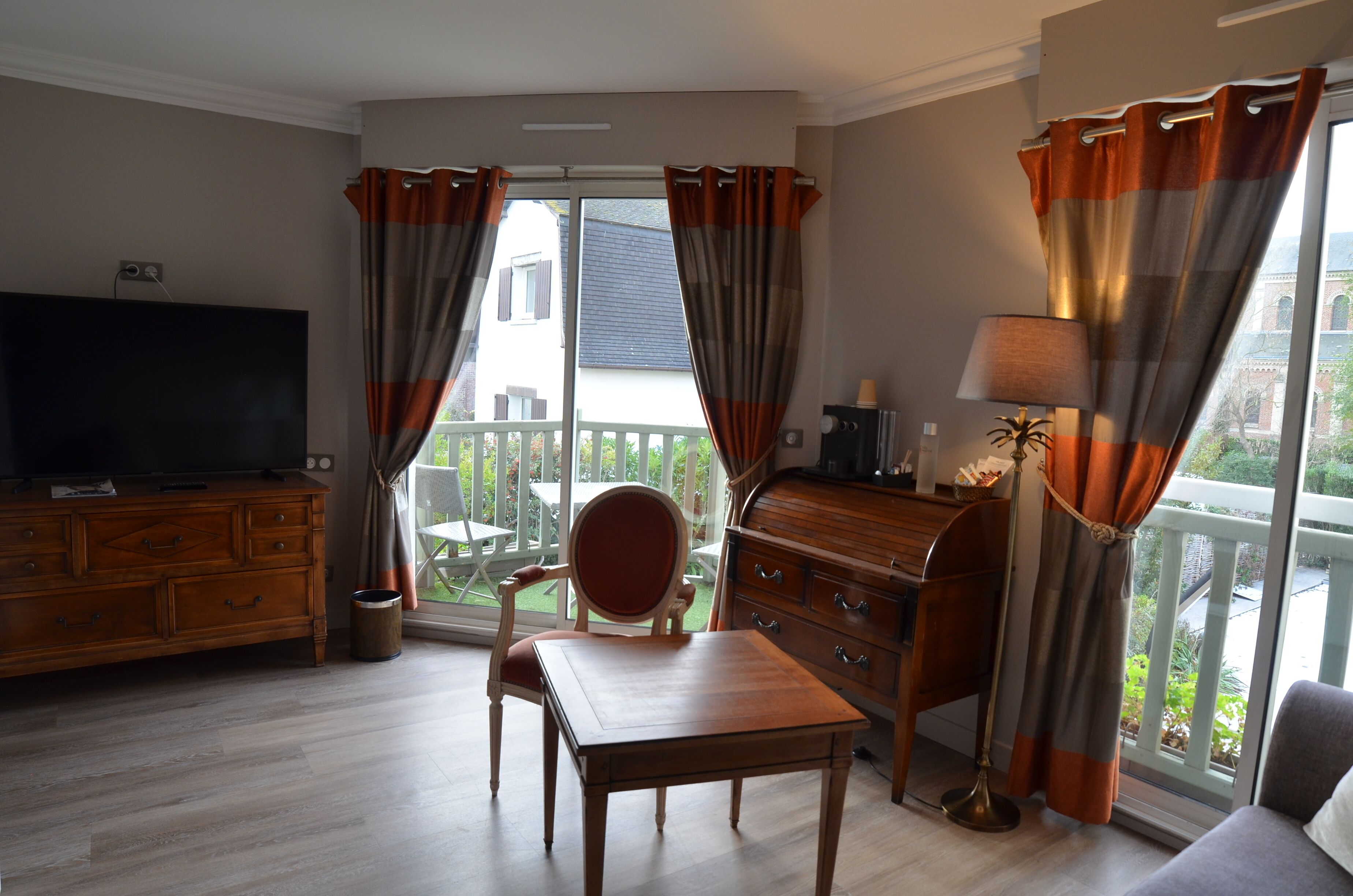 junior room (salon avec bain ou balneo) | 1 bedroom, minibar, in-room safe, individually decorated