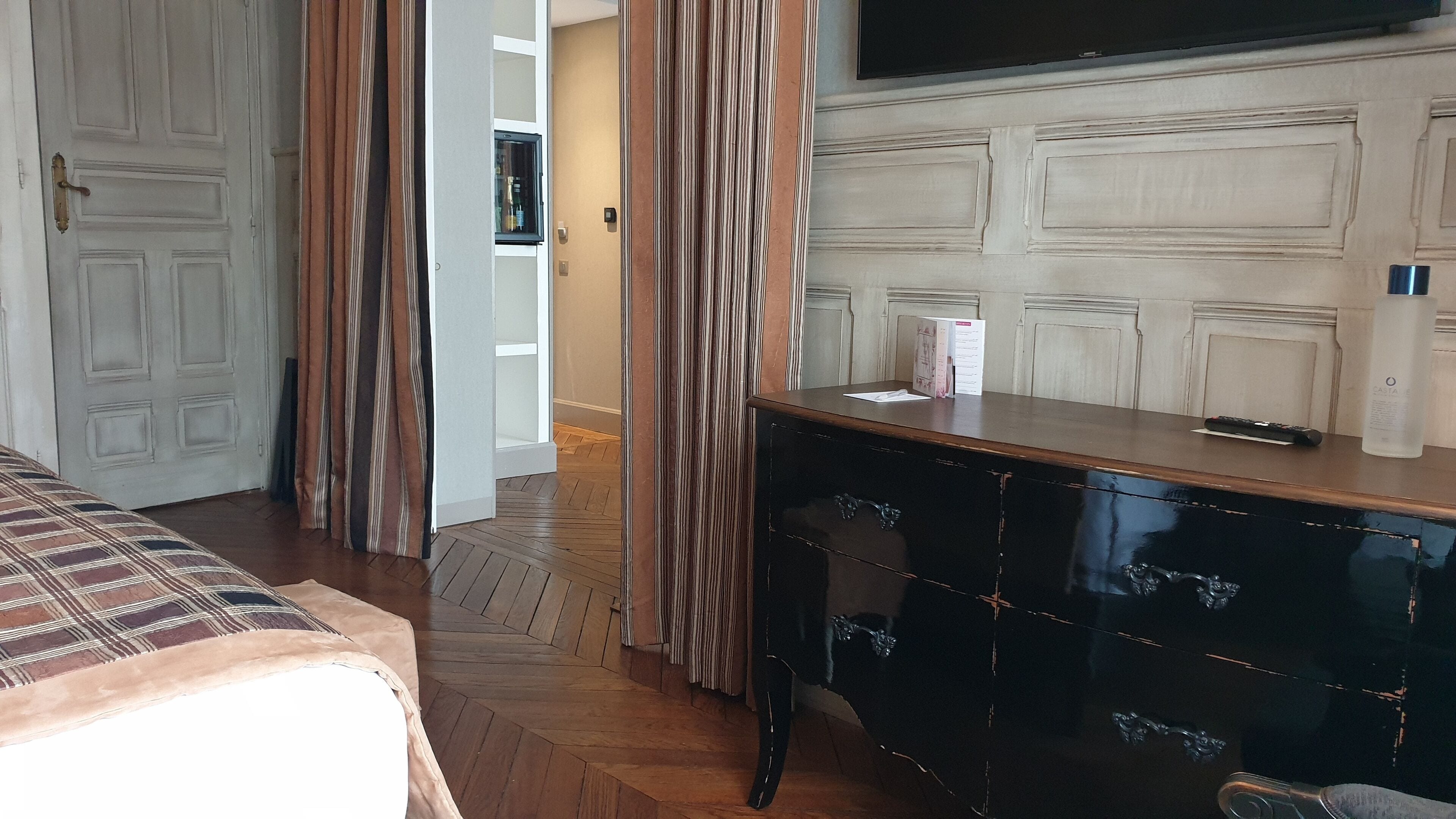 deluxe suite | bathroom | hair dryer, bathrobes, towels, shampoo