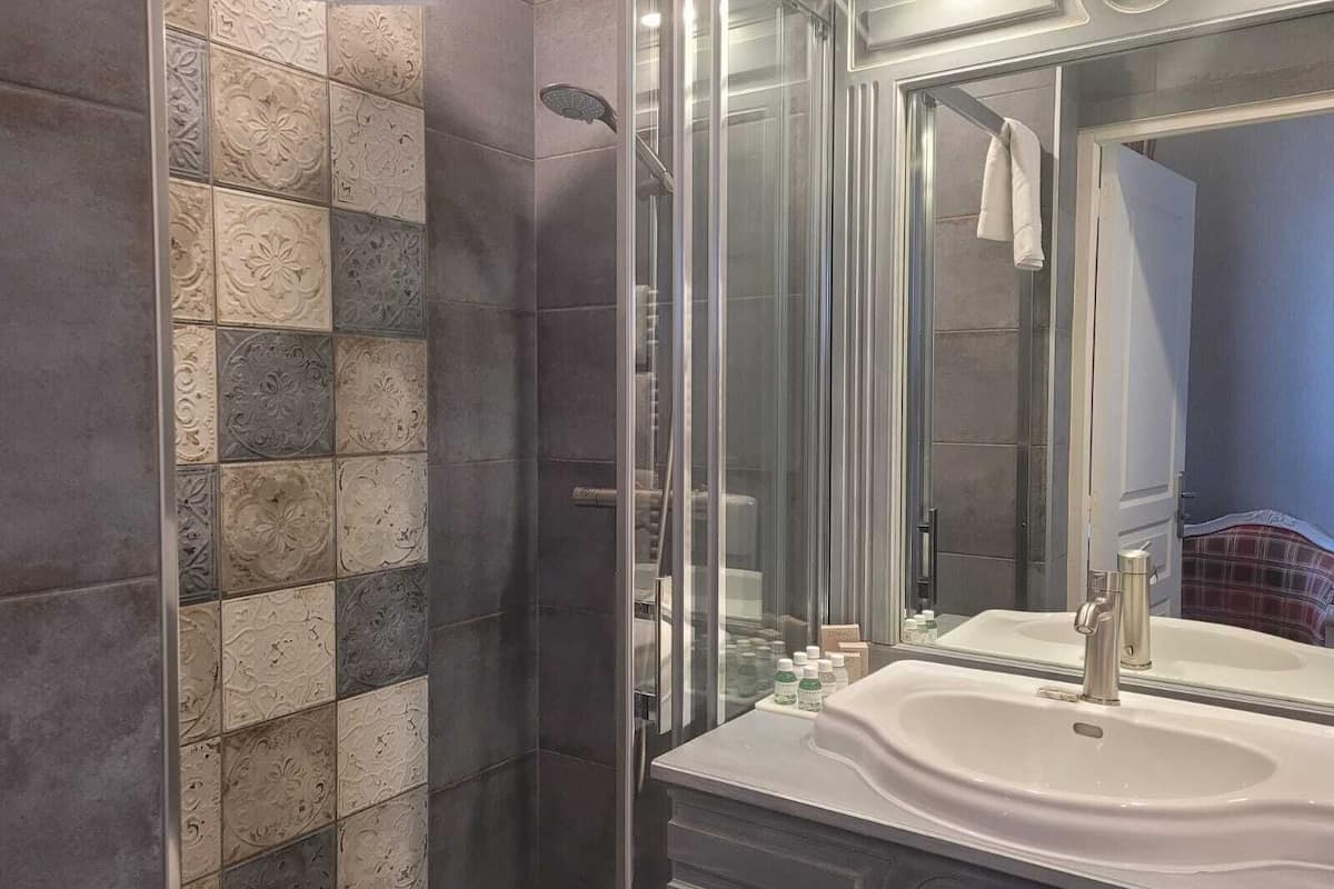 classic room | 1 bedroom, minibar, in-room safe, individually decorated