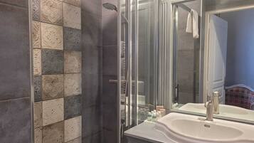 Classic Room | Minibar, in-room safe, soundproofing, iron/ironing board