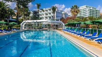 4 piscines a l'aire lliure, para-sols i gandules