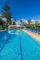 4 outdoor pools, pool umbrellas, sun loungers