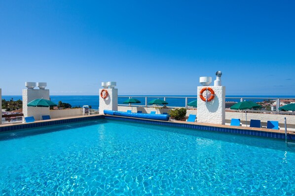 4 piscines extérieures, parasols, chaises longues