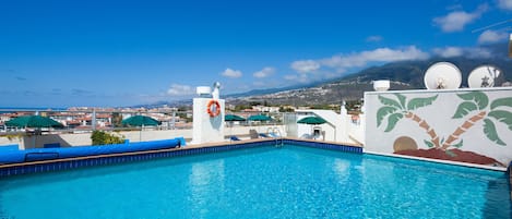 4 piscine all'aperto, ombrelloni da piscina, lettini