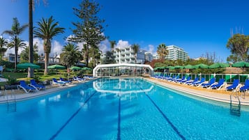 4 piscines a l'aire lliure, para-sols i gandules