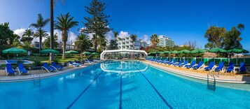 4 outdoor pools, pool umbrellas, sun loungers