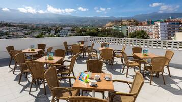 2 bars/lounges, een poolbar