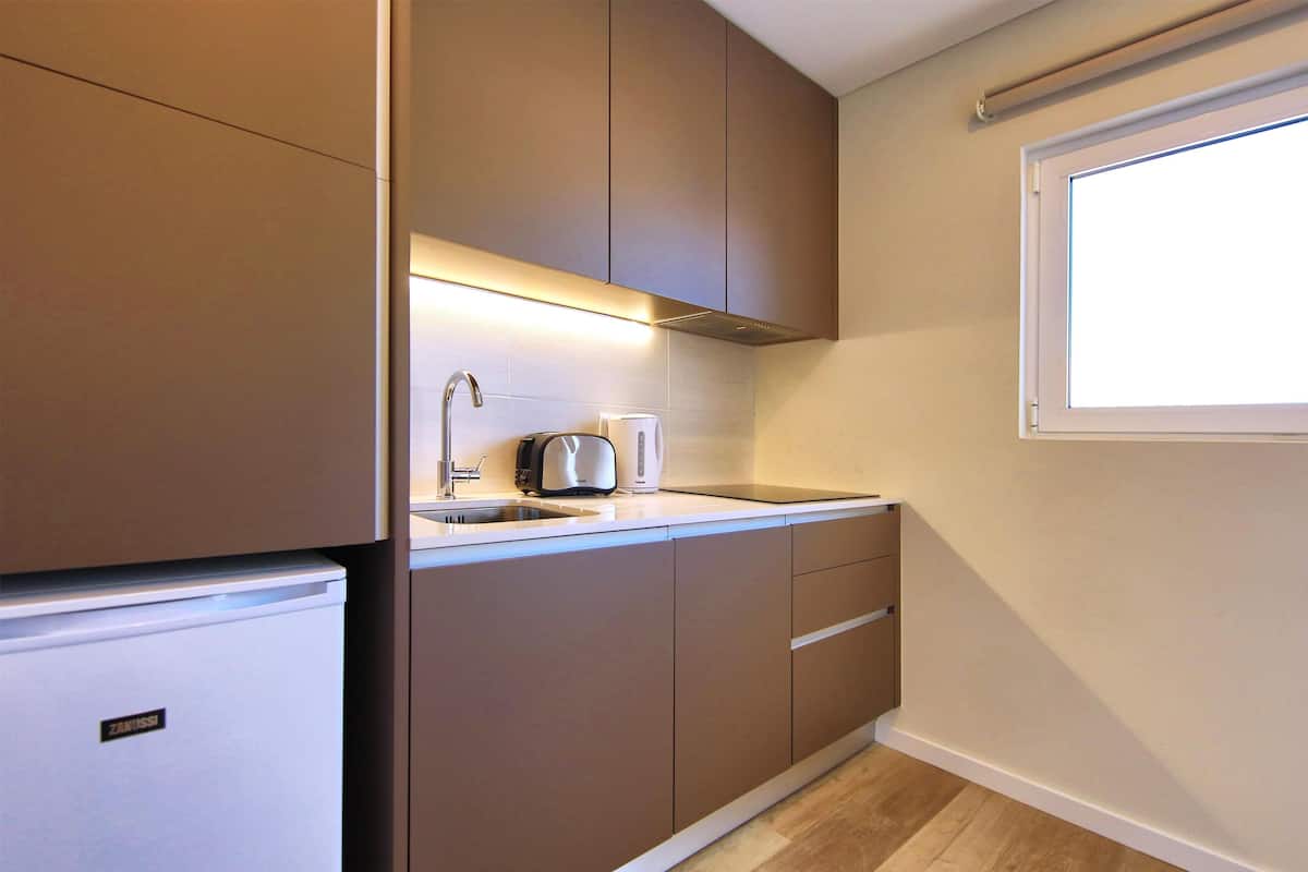 Iron/ironing board, bed sheets