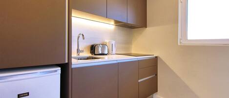 Iron/ironing board, bed sheets