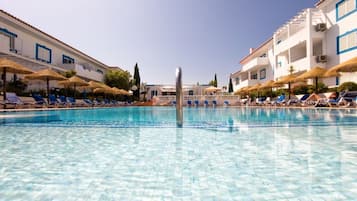 2 piscines extérieures, parasols de plage, chaises longues