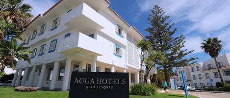 Un edificio con un cartel que dice "AGUA HOTELS SPA & RESORTS".