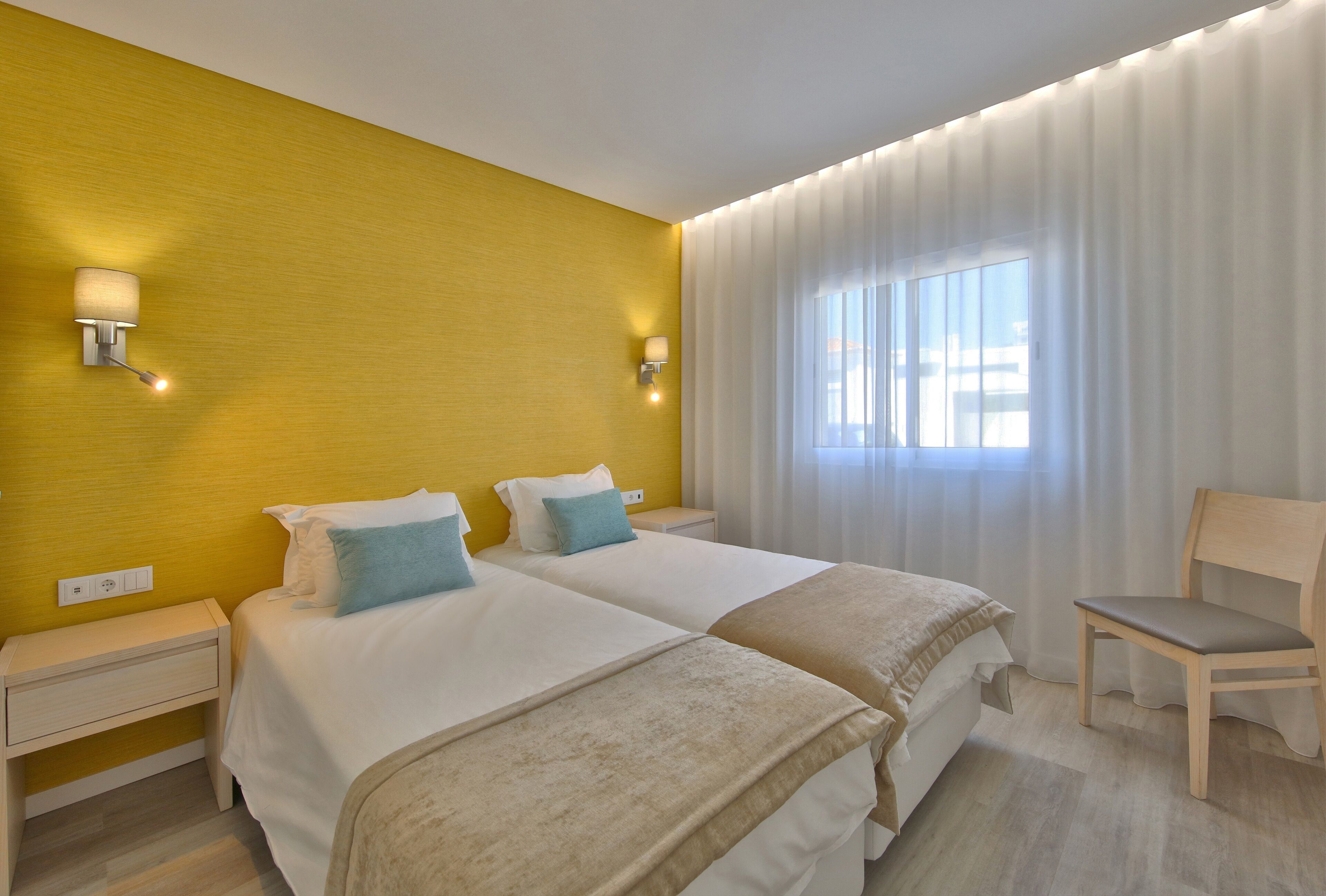 Iron/ironing board, bed sheets