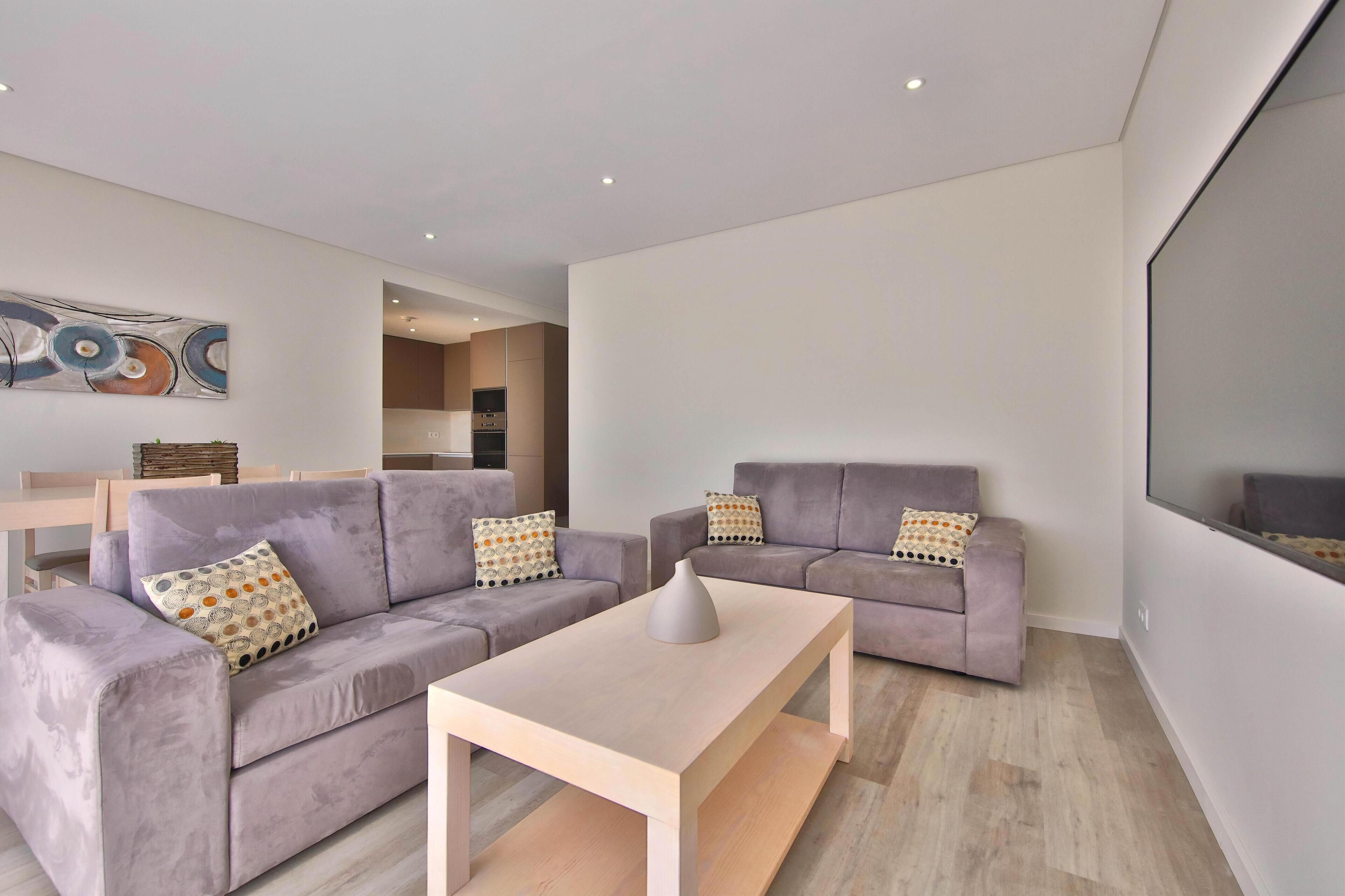 Tabla de planchar con plancha y ropa de cama 