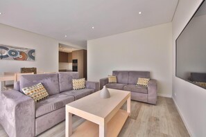 Een strijkplank/strijkijzer, beddengoed