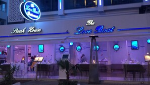 Lunch and dinner served, international cuisine - Hotel Devamlı (Marmaris)