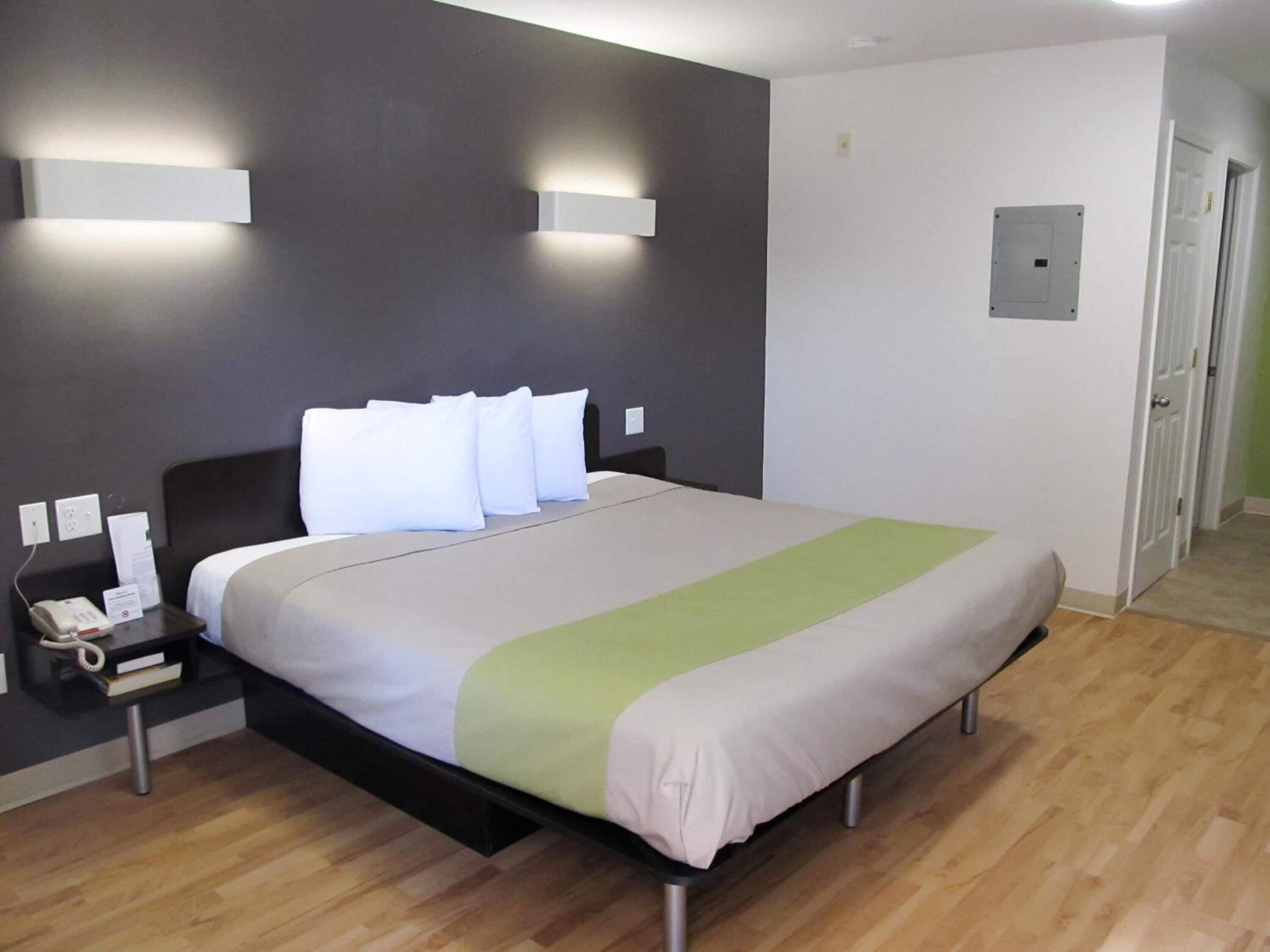 Desk, laptop workspace, iron/ironing board, free WiFi