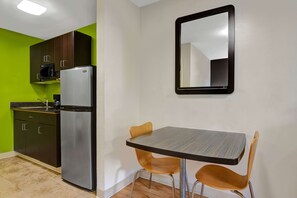 Standard Room, 1 Queen Bed, Accessible, Smoking | Desk, laptop workspace, iron/ironing board, free WiFi - Studio 6 Atlanta, GA - Chamblee (Chamblee)