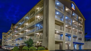 A multi-story parking garage with a sign indicating it is a 6-star hotel. - Studio 6 Extended Stay - Atlanta, GA - Chamblee (Chamblee)