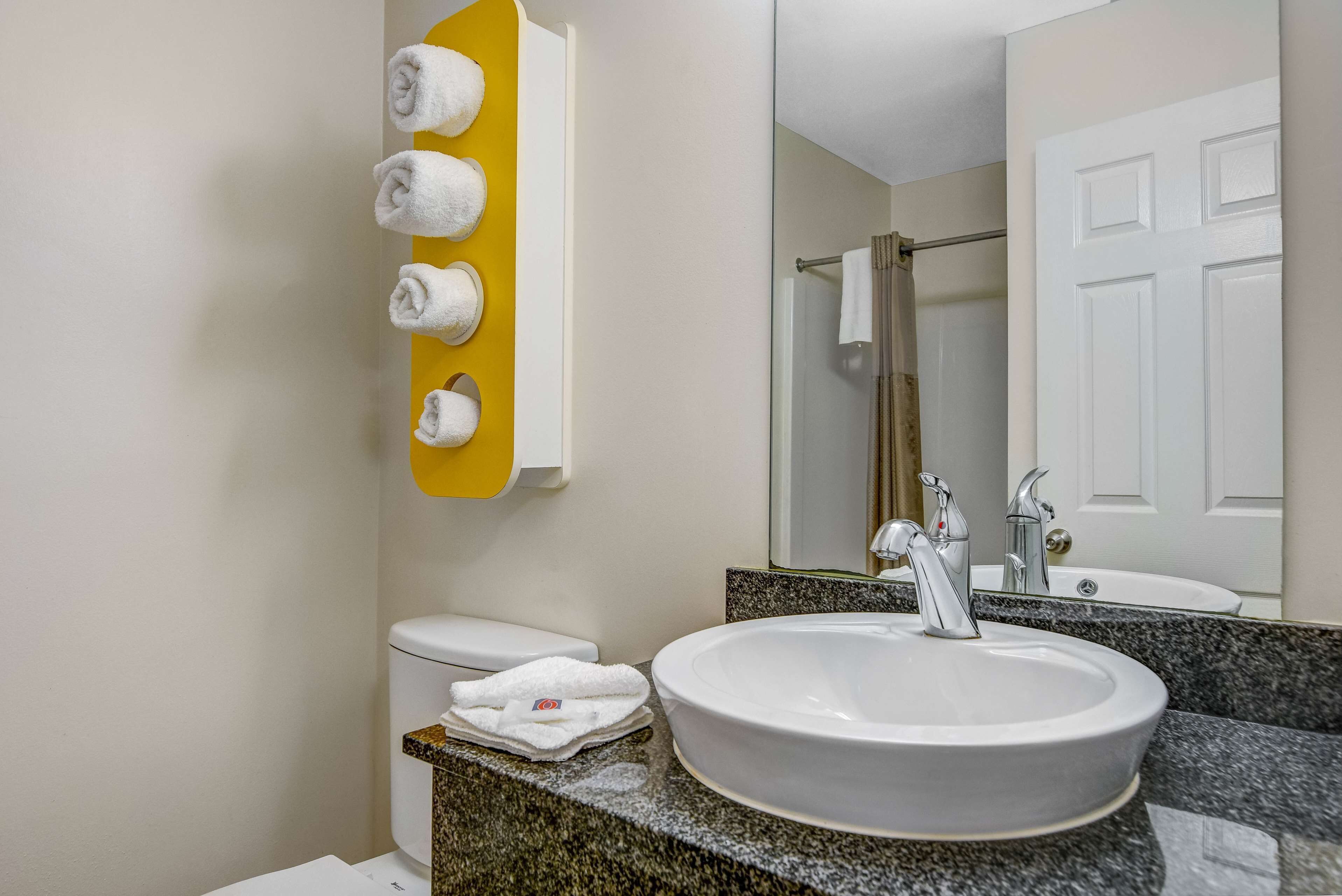 Combined shower/bathtub, towels