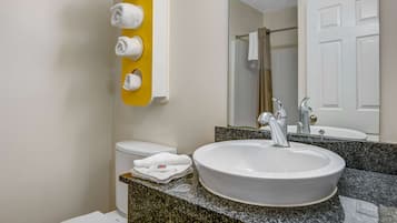 Combined shower/bathtub, towels