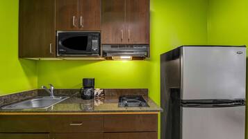 Desk, laptop workspace, iron/ironing board, free WiFi