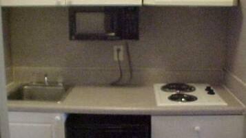 Coffee/tea maker, fridge, microwave, stovetop