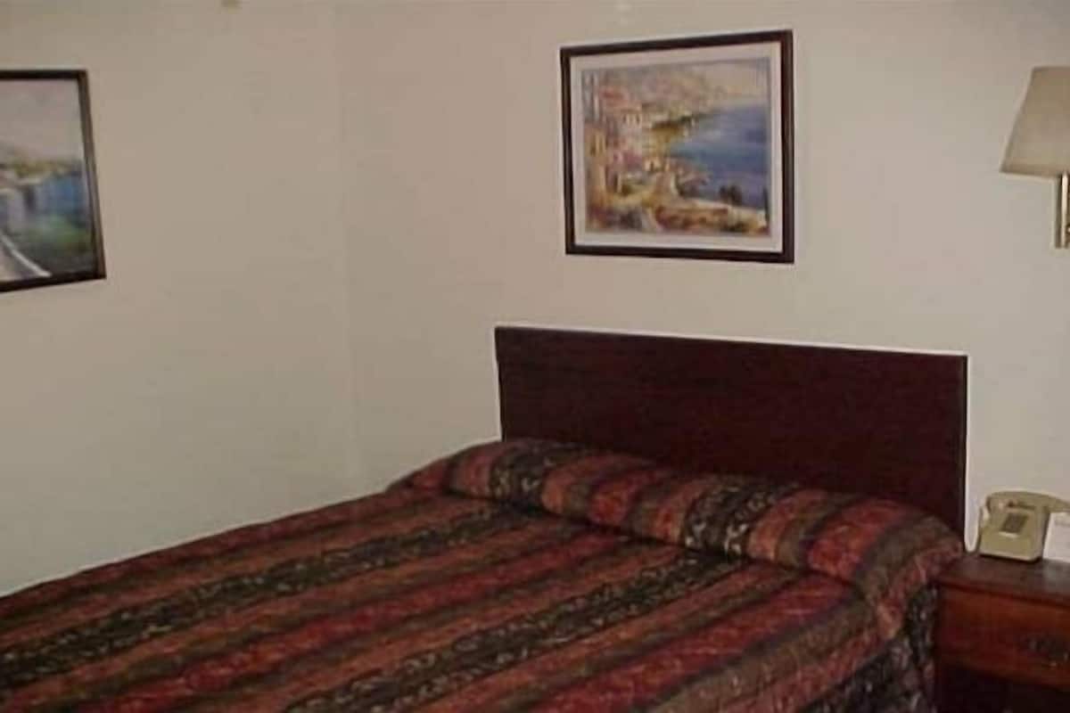 Standard Room, 1 Queen Bed, Kitchenette | Iron/ironing board, free WiFi, alarm clocks