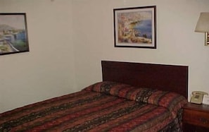 Standard Room, 1 Queen Bed, Kitchenette | Iron/ironing board, free WiFi, alarm clocks