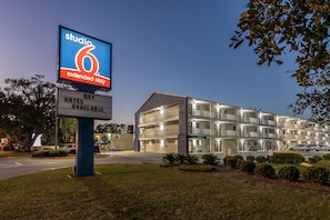 Property entrance - Studio 6 Extended Stay - Savannah, GA (Savannah)