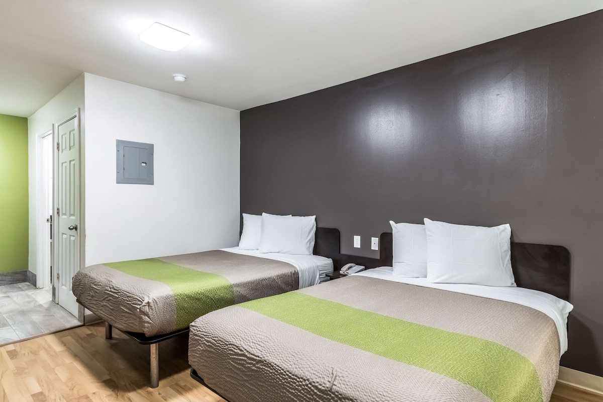Tabla de planchar con plancha y ropa de cama