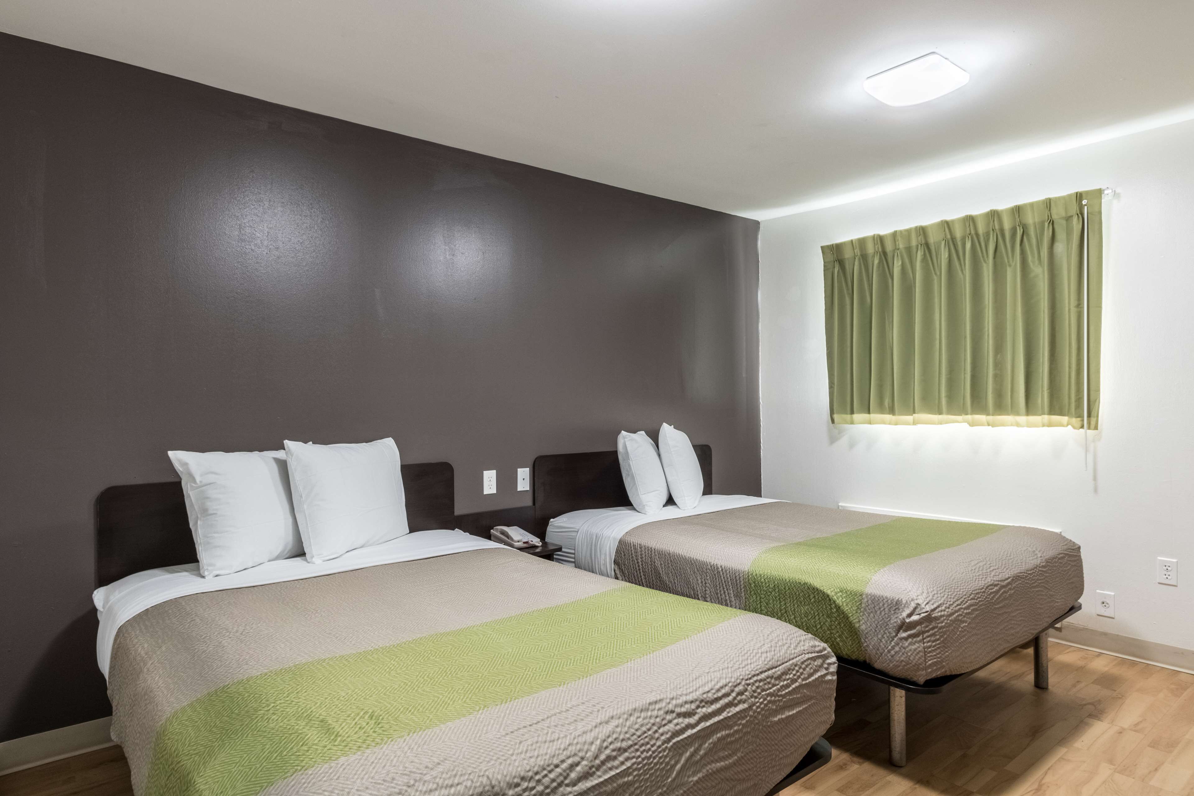 Iron/ironing board, bed sheets