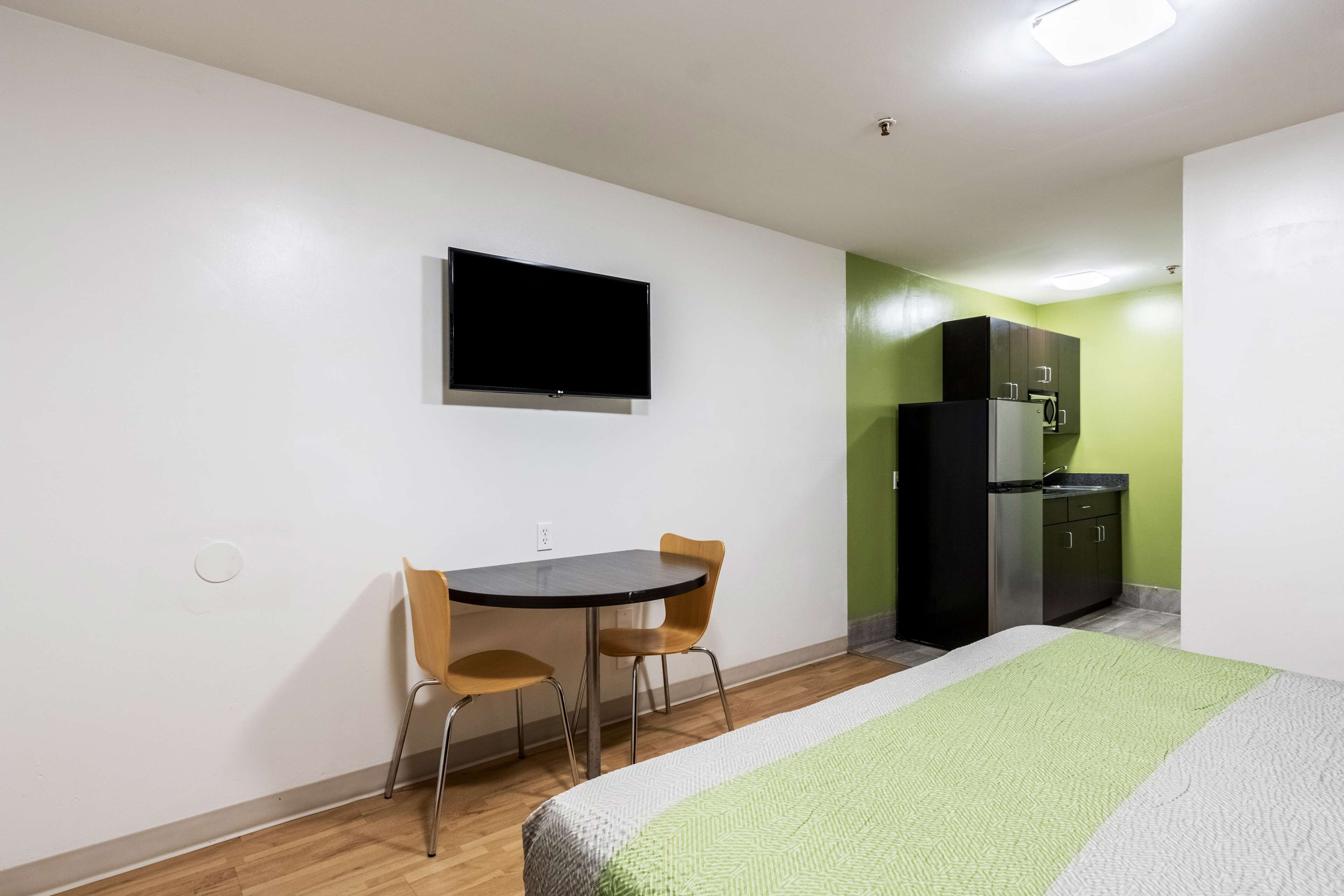 Kühlschrank, Mikrowelle, Herdplatte, Wasserkocher mit Kaffee-/Teezubehör