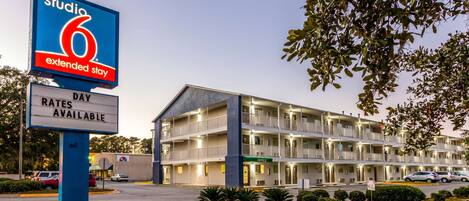 A multi-story motel with a sign indicating Studio 6 Extended Stay and Day Rates Available.