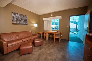 Flat-screen TV - Adventureland Inn (Altoona)