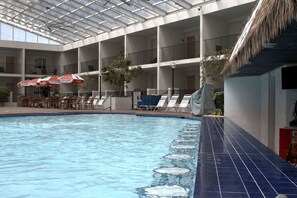 2 piscinas internas, barracas, espreguiçadeiras