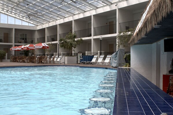 2 من حمّامات السباحة المغطاة، كبائن (بتكلفة إضافية)، مقاعد للتشمس