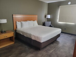 خزنة  داخل الغرفة ومكتب وأسرّة أطفال/رضّع (مجانًا) وأسرّة قابلة للطي