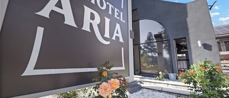 Vista frontal de la propiedad