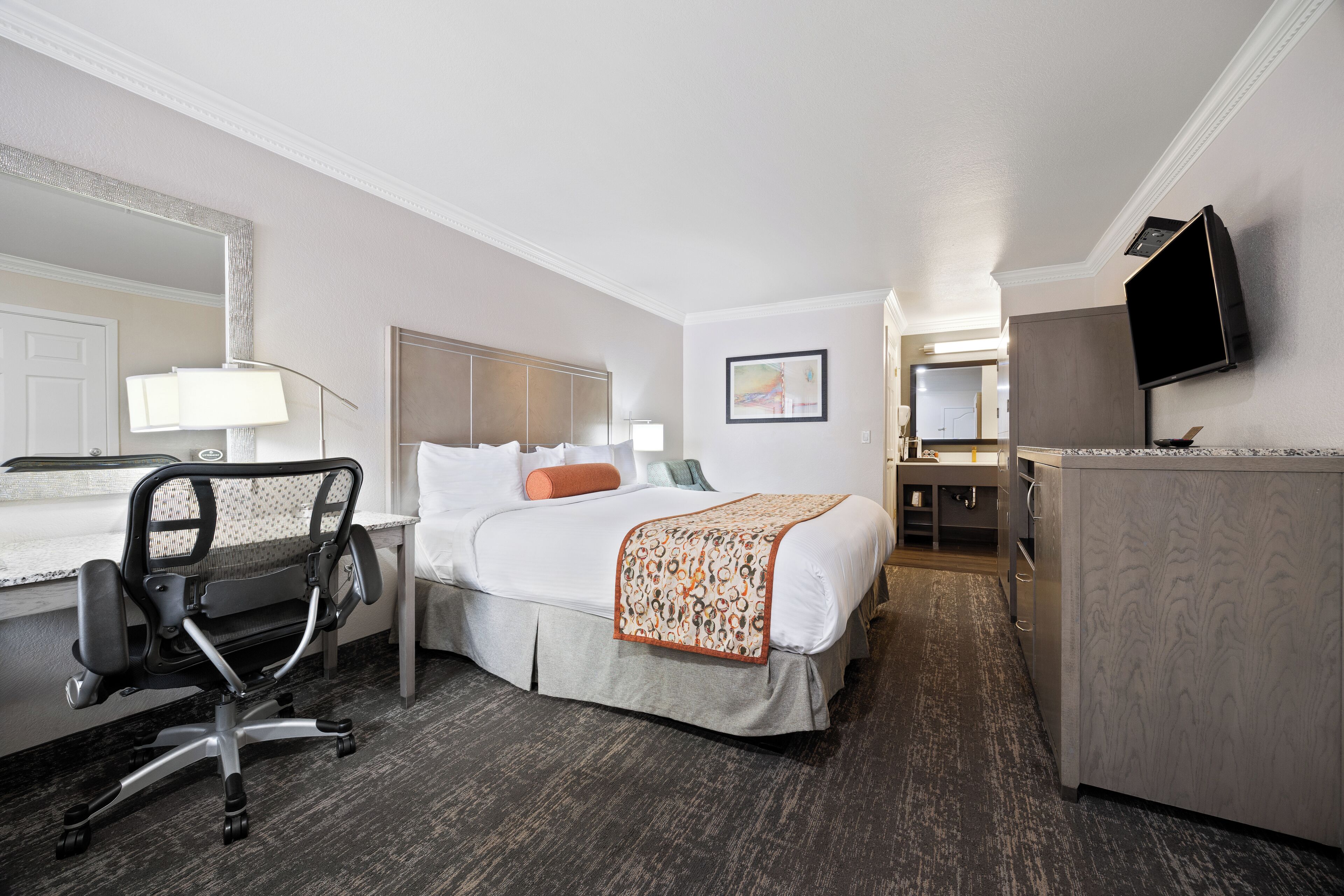 Desk, laptop workspace, iron/ironing board, free WiFi