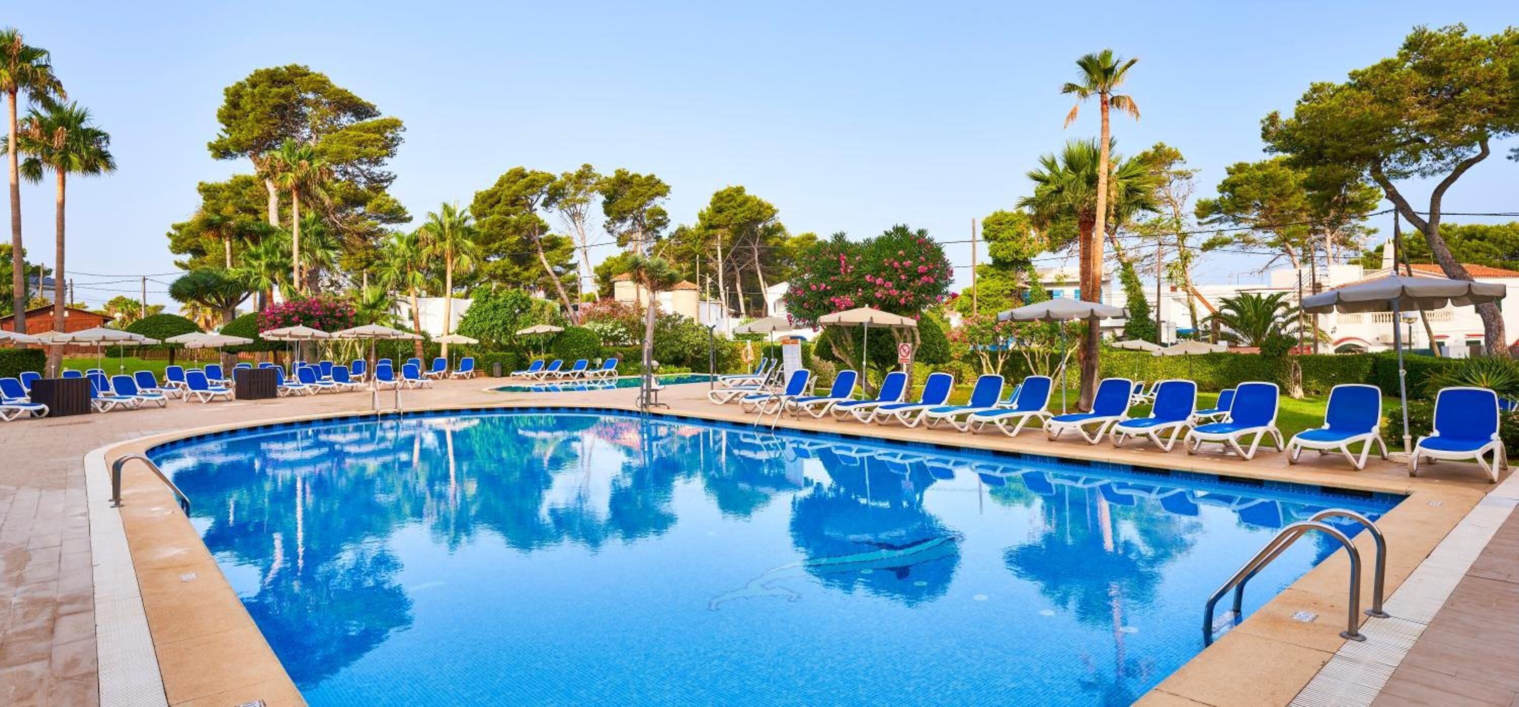 2 室外游泳池，池畔遮阳伞，日光浴躺椅