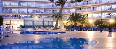 2 outdoor pools, pool umbrellas, pool loungers