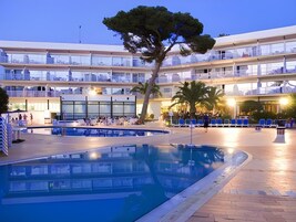 2 piscinas al aire libre, sombrillas, sillones reclinables de piscina