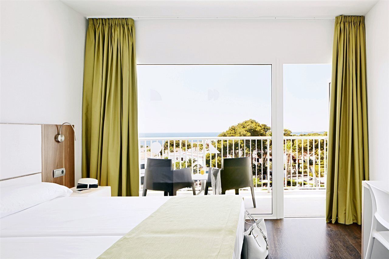 Escritorio, cortinas opacas, wifi gratis y ropa de cama
