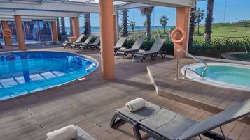 Inomhuspool och utomhuspool, öppettider: 09.30 till 19.30, och solstolar