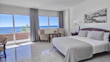 Quarto casal superior, vista para o mar | Cofres nos quartos, cortinas blackout, ferros/tábuas de passar roupa