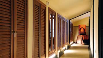 Salas de tratamiento para parejas, un sauna, una bañera de hidromasaje