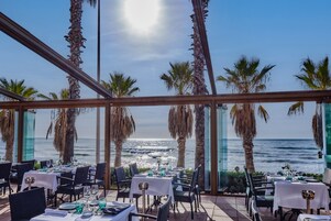 3 restaurants, lunch, dinner served; local and international cuisine