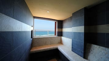 Behandelingskamers voor koppels, een sauna, een bubbelbad, een stoombad